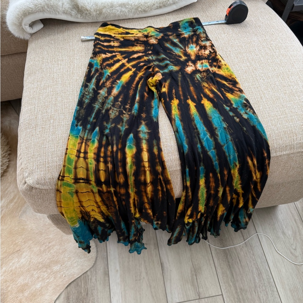 NWT Tie-Dye flared capri leggings
